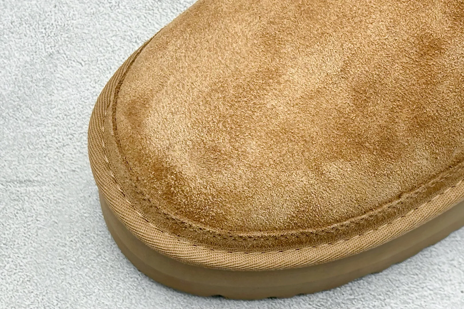 🐲💰 560 supports store UGG sheepskin and fur integrated snow boots 4526 Chelsea thick soles. All shoes are made of ZP from the same factory. Longfeng A-grade Australian imported sheepskin and fur integrated brand OEM production line fully follows the ZP process. OEM original pattern maker adheres to the principle of no original shoes and no development selection. Pay attention to every detail. The most correct version on the market 35-40. Item number: 1134526